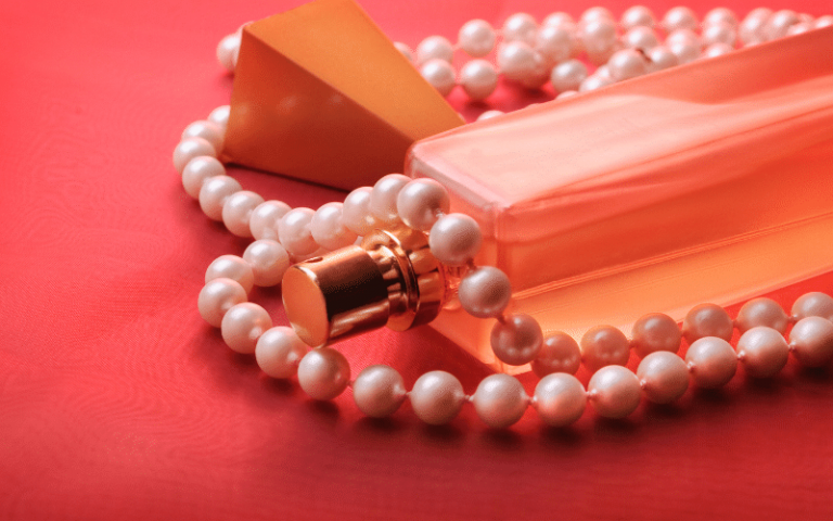 Dlaczego perfumy są wlewane do buteleczek z atomizerem?
