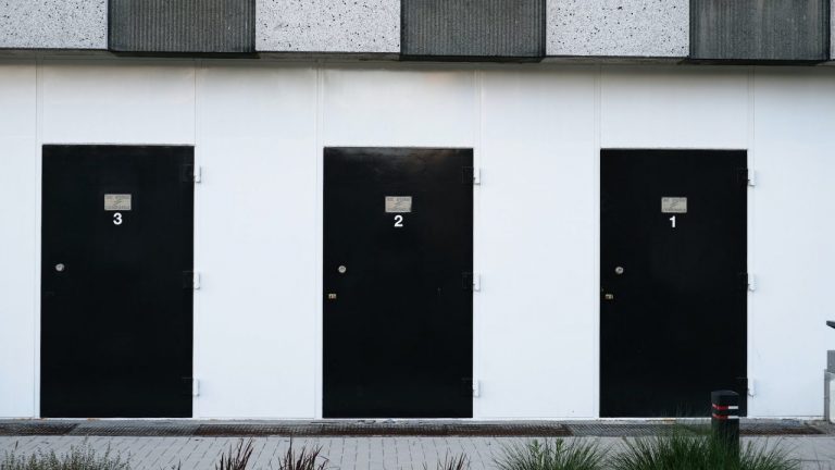 Czy drzwi pożarowe są obowiązkowe w domach jednorodzinnych?